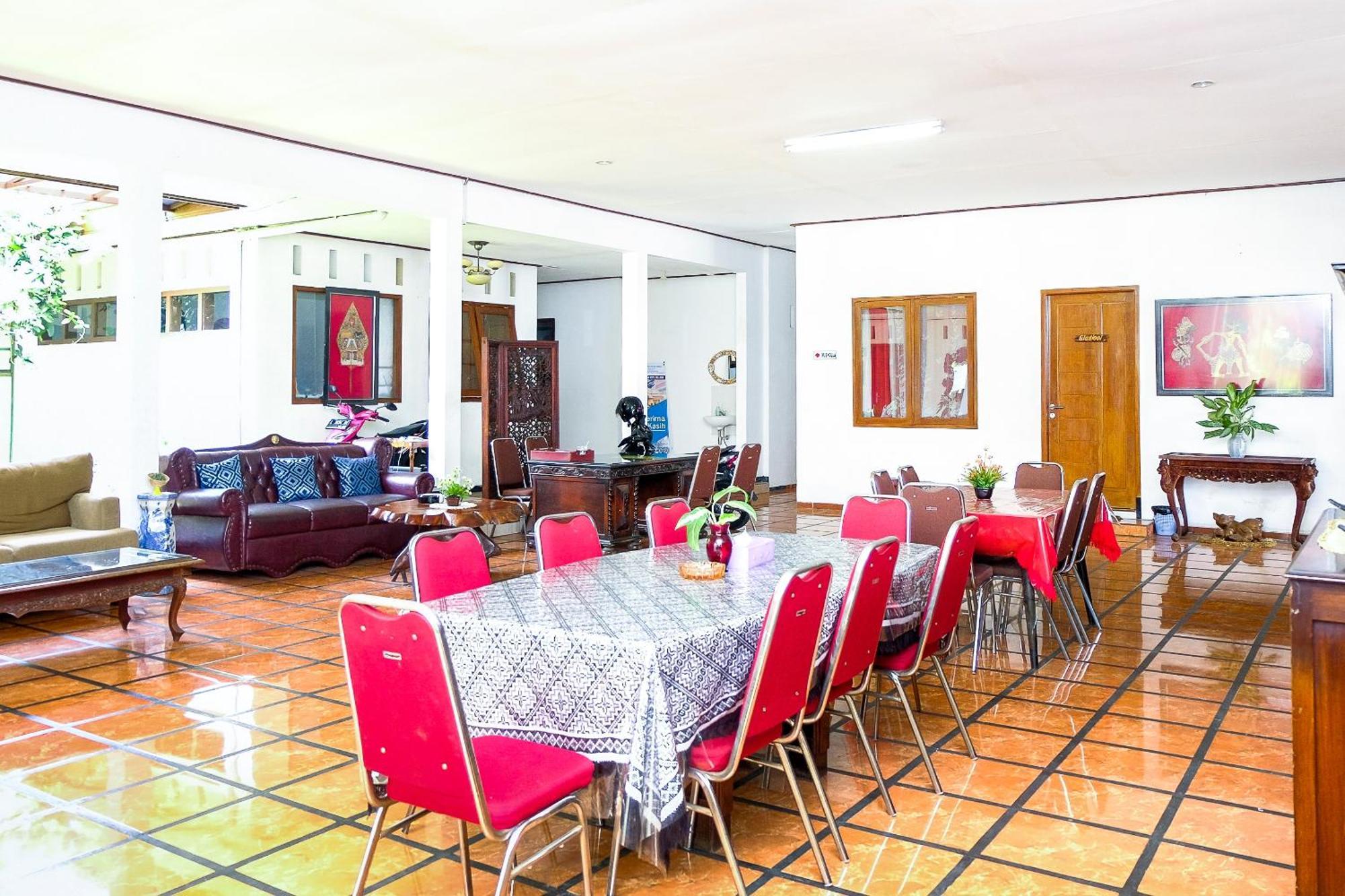 Super Oyo 353 Loesje Guest House Syariah Malang Luaran gambar